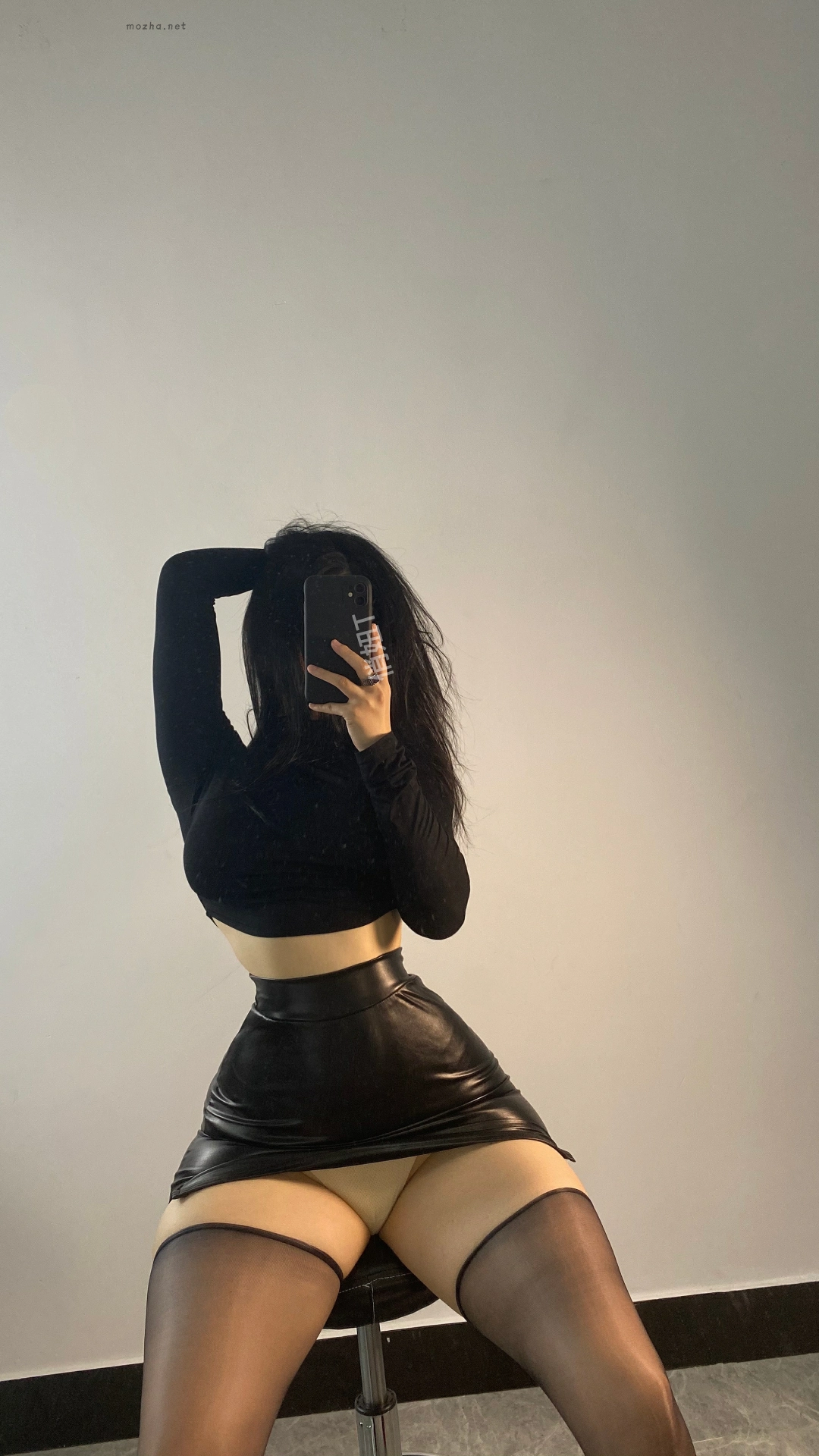 俏妞qiaoniuTT – 包臀短裙马油袜【11P】